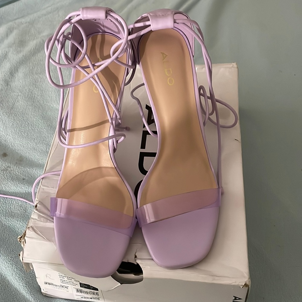 Make an offer !Lavender heel , good condition,